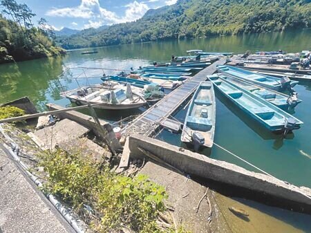 桃園市石門水庫東湖碼頭上下岸的階梯坍方年久失修,導致漁民出入交通不便,北區水資源分署準備啟動改善工程,預計明年中完成。(呂筱蟬攝)