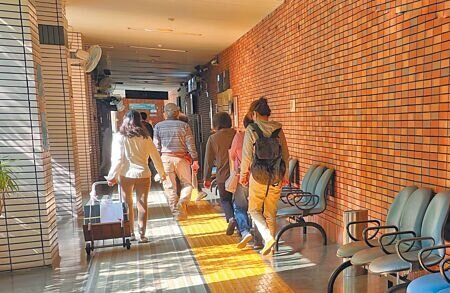 高雄男子吳龍滿因不滿鄰居家噪音,當著幼子面殺害父母案,吳還聲請2名孩童出庭作證,造成他們身心狀況惡化,被害人家屬與律師當庭痛斥凶嫌毫無人性,要求維持死刑。(丁治綱攝)