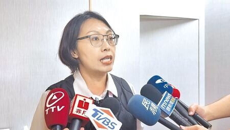 
高雄前鎮區一間居家長照機構遭前員工指控詐領政府補助款、製作假班表、照顧不善卻私下與案家和解未通報等爭議；該機構負責人黃睬鈞15日受訪回應，目前全力配合衛生局調查，希望外界勿多做揣測。（紀爰攝）
