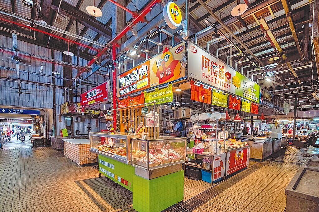 台南市學甲市場內攤位的改造,著重在攤台與招牌更新、展售台美化。圖/台南市經發局提供