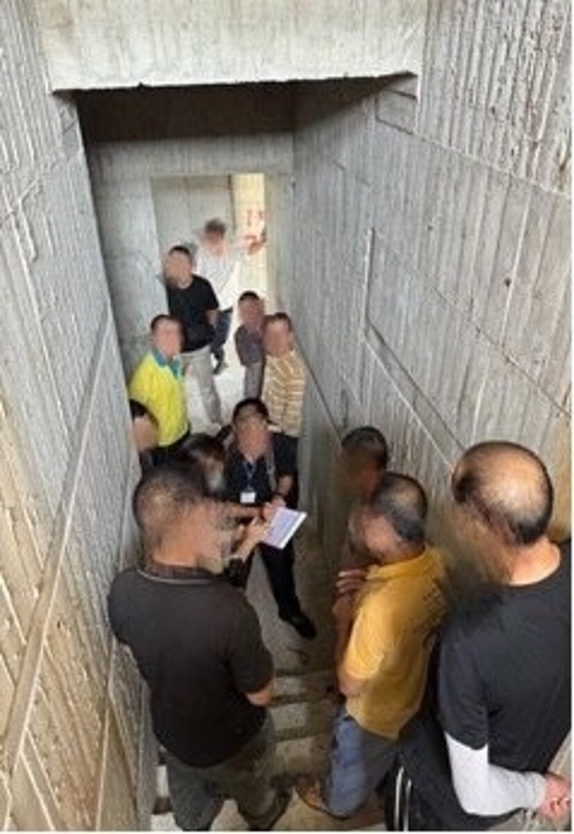 移民署金門縣專勤隊日前在金門縣兩處建築工地查獲13名陸籍人士非法工作,現場人數眾多。圖/移民署金門專勤隊提供