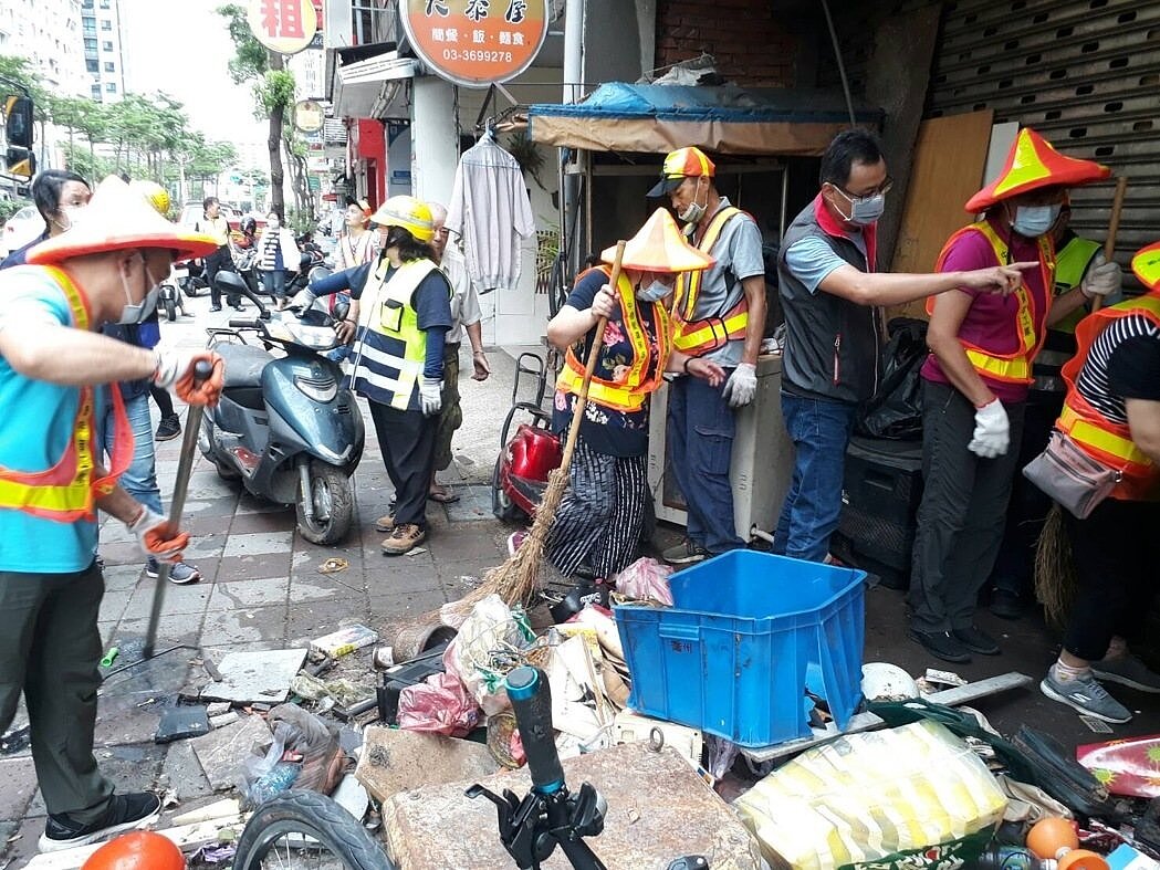 部分弱勢住戶長期在家中囤積回收物,形成一處處「米奇屋」。為解決該現象,桃市府擬定「住宅囤積行為處理自治條例」,未來拒絕稽查者最高可處3000元罰鍰。圖/桃園市環保局提供