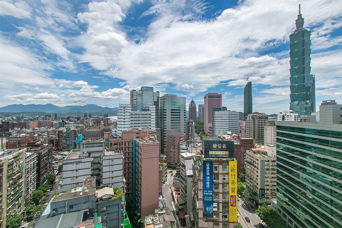 透過仲介買房需要支付服務費,但有專人全程把關交易流程,交易案全性較高。圖/永慶房產集團提供