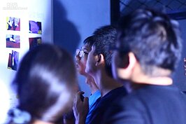 偵探們共同研究案發現場照片，試圖找出線索破案。