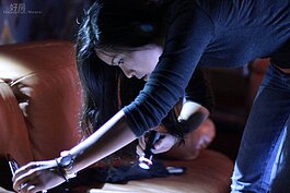 在混亂的案發現場中，美女偵探不可錯過一點蛛絲馬跡。