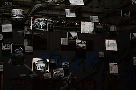 天花板掛滿的黑白照片，或許就有記錄到犯罪者的相關影像。