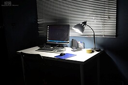 電腦區內有犯罪現場的監視器與目擊者的自白影像。