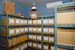 裡面堆著滿滿的證物，每件案件都有著不同的關聯物品，須從中找出與案情相關的證物。