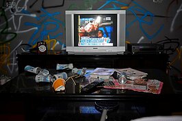 未關的電視機，很容易推測出死者案發時正在看電視，但一定有更多的線索就埋藏在這看似混亂的環境裡面。