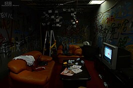 老屋改造場所（四）後廳：案發現場
案發現場氛圍詭異可怕，雜亂且燈光昏暗不明，仔細查看會發現許多異常的地方，例如：牆上的憤怒塗鴉字眼、未關的電視、雜亂的衣物等等。