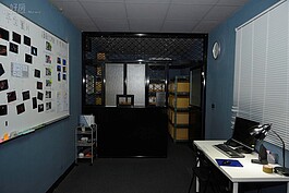 老屋改造場所（二）房間：警方辦案區
進入後會發現左手邊有兇案照片區，右手邊則是電腦桌，更裡面隔著證物室