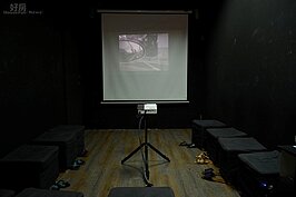 老屋改造場所（一）前廳：投影室
剛到現場會有一台大型投影機播放影片讓，偵探們了解破案規則