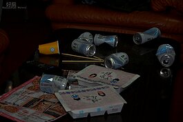 雜亂的啤酒與便當空盒，顯示死者或兇手很愛喝酒而且不愛乾淨？（愛開玩笑）；或許就是案發當時因為不勝酒力，讓兇手一時失控犯案。