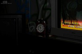 時間就停留在10：55分，或許就在那時兇手與死者衝突，不小心打壞的鬧鐘，又刻意破壞案發現場，把時鐘擺回，每個線索都不容放過。