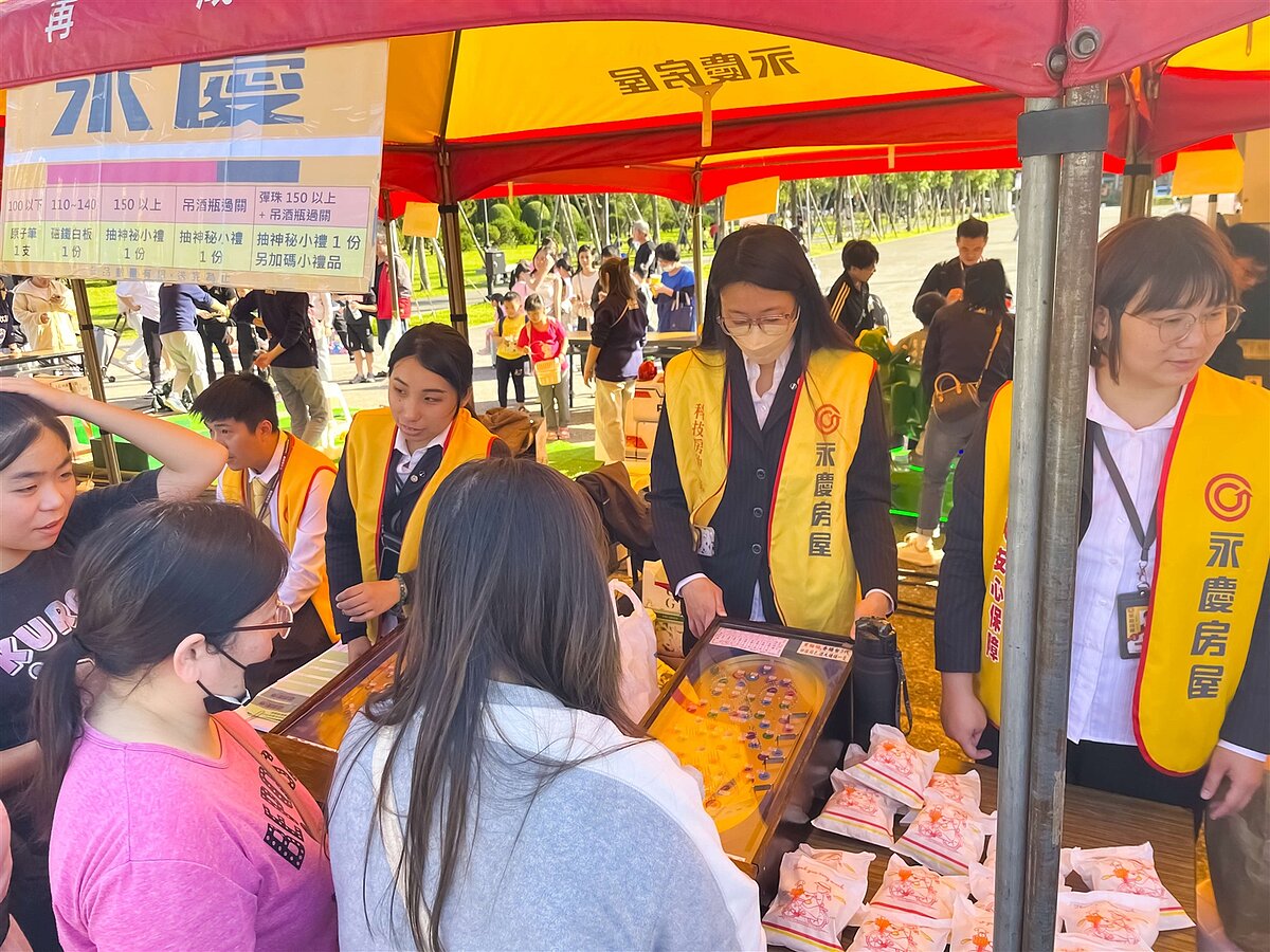 永慶房屋設置活動攤位,規劃趣味遊戲和發送爆米花,陪伴大小朋友同樂。圖/永慶房屋提供