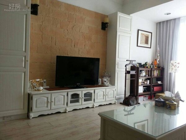
2.客廳的電視牆很有特色，搭配白色系古典家具。