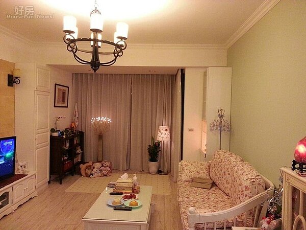 3.白底碎花布沙發,搭配特別從歐洲訂的主燈,很有異國風情。