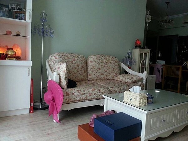 4.房子有特別請老師來看過,沙發旁的櫃子裡也放置了風水小物。