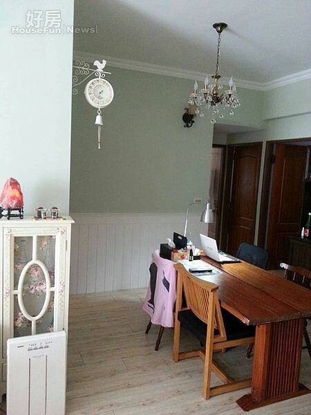 
5.餐廳採木質餐桌，搭配水晶吊燈，陳貞臻平日也愛在此上網。