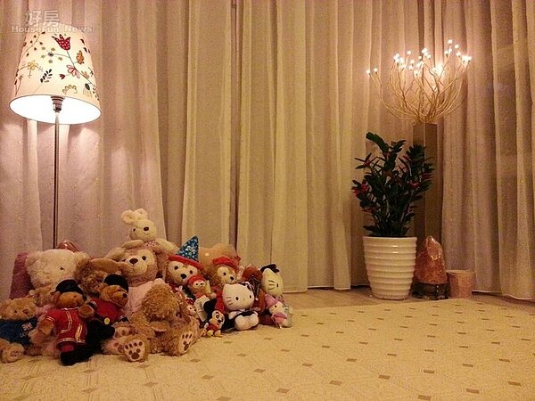 
6.角落有著兔兔與小熊絨布娃娃，是她心愛的收藏。