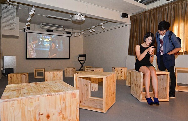 好思藝廊除了畫作等藝術品,同時提供播映室讓影片創作者也可享有展示平台。(好房網News記者 陳韋帆/攝影)