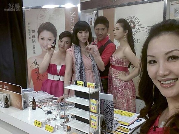 
9.陳貞臻（中）是購物台金牌廠商，有「購物台女強人」封號。
