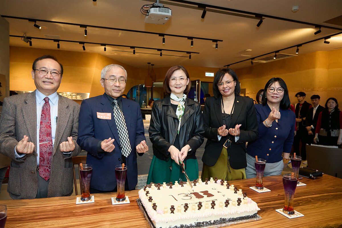 貴賓共同慶祝「13 CAFÉ」開幕。圖／13 CAFÉ提供