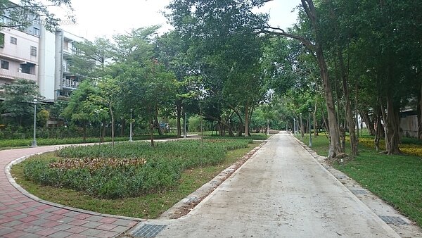 新北市三重區新增大面積的綠色空間,嘉惠周邊居民。(新北市城鄉局提供)
