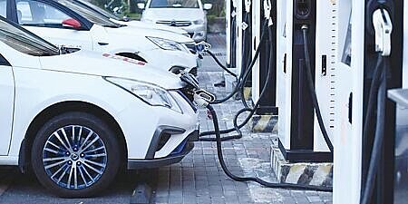 
立法院會23日三讀修正通過《貨物稅條例》、《使用牌照稅法》部分條文，讓原本今年12月31日屆期的民眾購買電動車輛減免貨物稅及使用牌照稅，延長實施五年。圖∕本報資料照片
