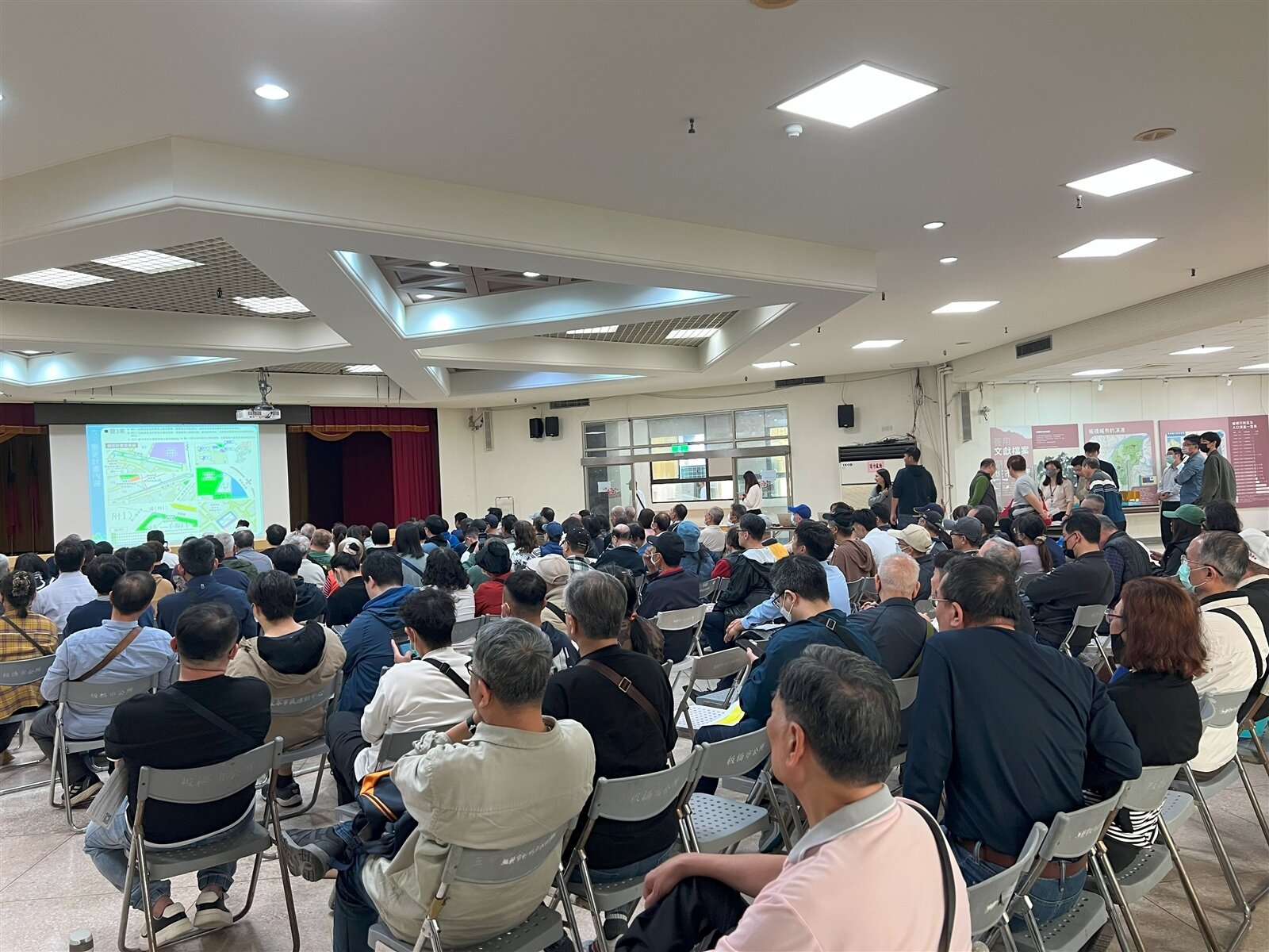新北板橋區公保地解編再公展說明會，昨在板橋區公所登場，有上百名地主出席。記者林媛玲／攝影 