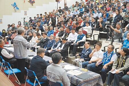 
行政院23日到花蓮縣光復鄉舉辦「馬太鞍溪堰塞湖災後復原說明會」，說明中央規畫重建方向與進度，也與災民面對面溝通、聆聽需求。（羅亦攝）
