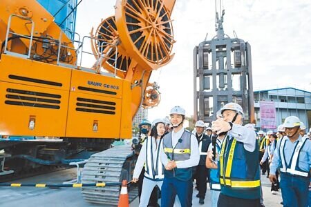 
台北市長蔣萬安（前中）23日視察環狀線北環段及東環段北段工程進度，了解目前施工現況及交通維持措施。（郭吉銓攝）
