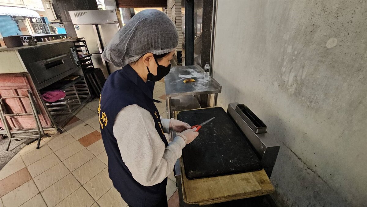 高市衛生局派員到豆漿店稽查，將調閱監視器釐清還原真相。圖／衛生局提供