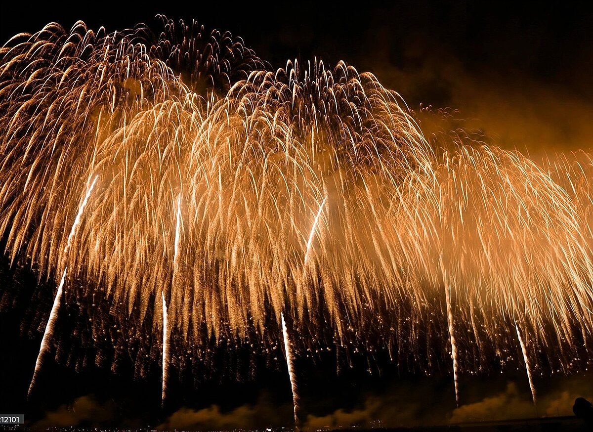 「閃耀新北1314跨河焰火」模擬圖-錦冠瀑布。圖／新北市文化局提供