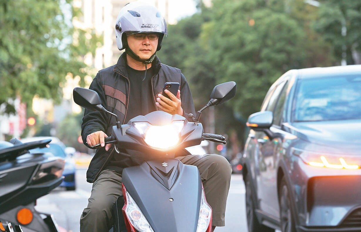 立法院昨三讀通過修正「道路交通管理處罰條例」,機車駕駛人駕駛時使用手機,罰鍰提升至一千兩百元。記者陳正興/攝影