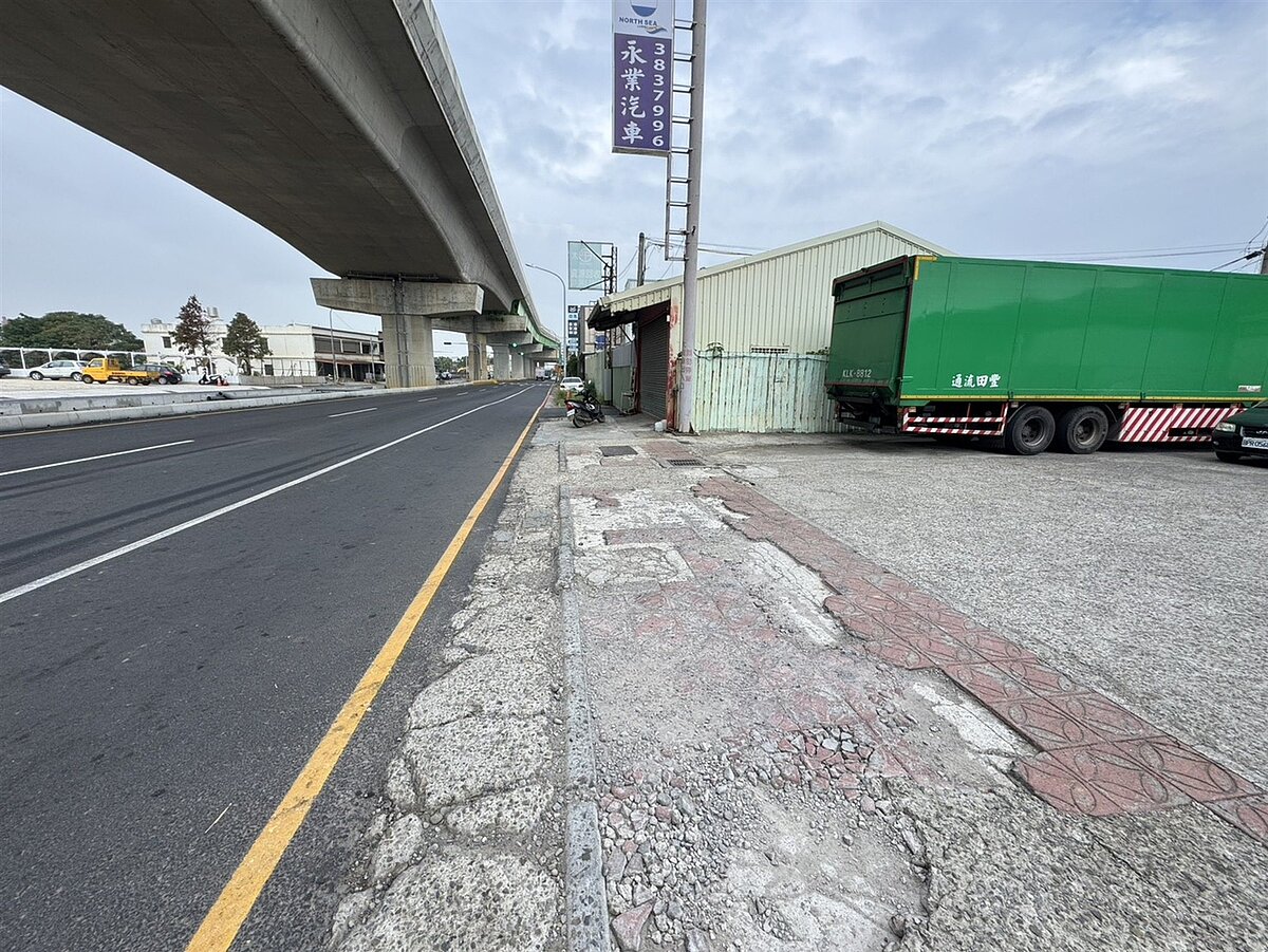 桃園捷運綠線鄰近的中正北路、南崁路二段、三民路二段，周邊人行道目前多處破碎不堪，市府啟動改善工程，總經費約1.3億元。圖為現況。圖／桃園市捷工局提供