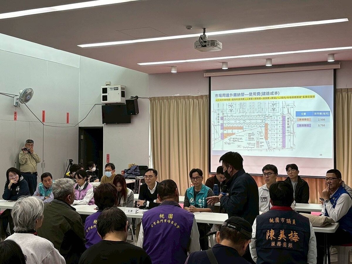 桃園南門市場大火影響上百攤商生計，市府開說明會交代修復進度，允農曆年前完工點交。圖／桃園市經濟發展局提供