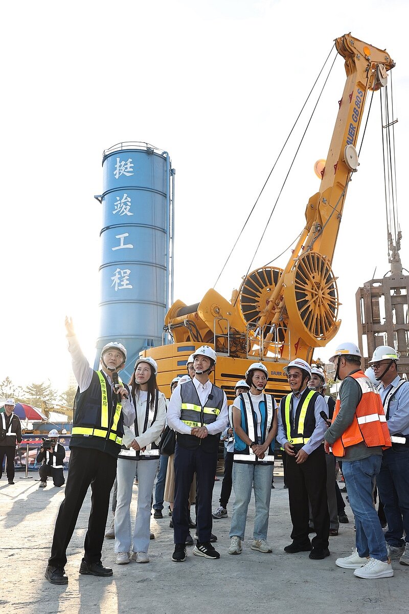 台北市長蔣萬安（左三）昨天到捷運環狀線北環段工地視察。記者邱德祥／攝影