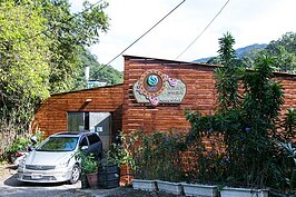 重機轟隆隆引擎聲殺彎的新屋路旁，魚菜共生實驗農場正努力的推廣這套系統，期望民眾能夠自己自足享受到無毒無農藥的新鮮蔬果。