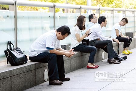 若扣掉通膨因素，台灣員工明年平均薪資成長其實只有2％，恐比今年2.6％的實質調薪率還要低。 圖／本報資料照片 