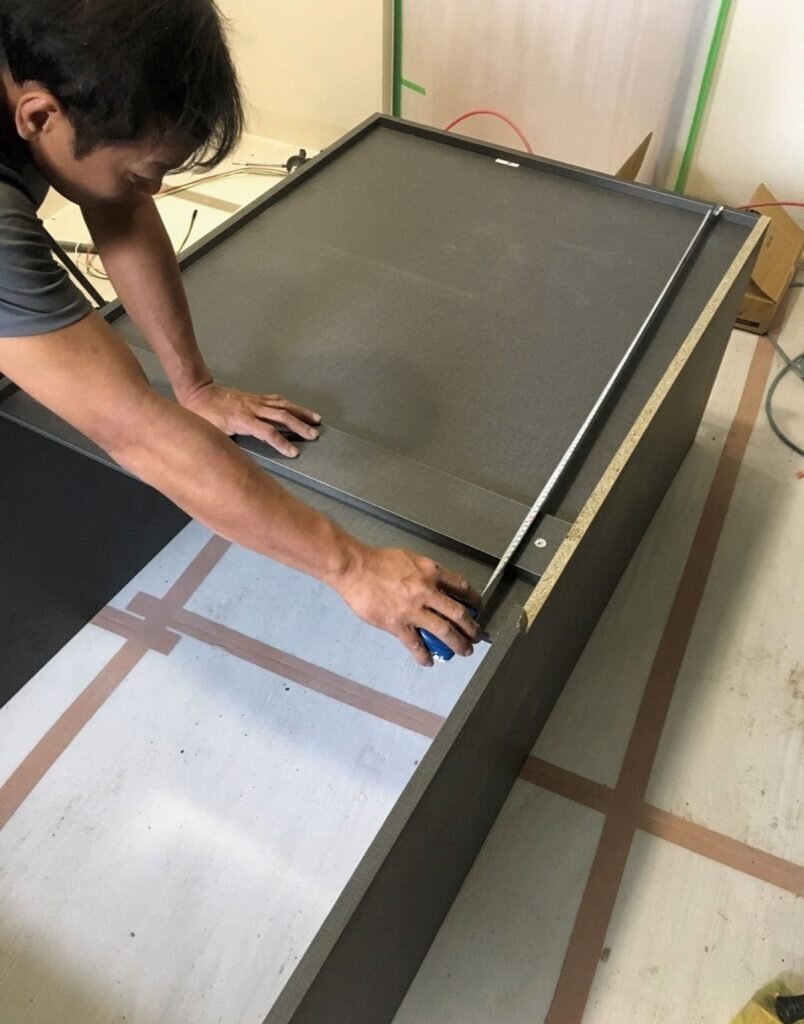 木作採現場施工，工序繁多、粉塵較重，但能展現弧形線條與細節層次，可依空間比例量身訂製，適合強調氛圍的高端住宅。圖／鼎域系統傢俱設計規劃