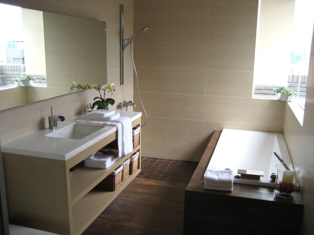 浴室採用木作浴櫃設計，能精準因應現場尺寸與防潮需求，兼顧實用與美觀。圖／品間設計