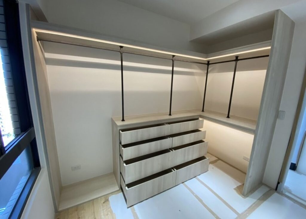 系統櫃以模組化設計為主，現場僅需組裝安裝，施工乾淨、效率高。圖／鼎域系統傢俱設計規劃