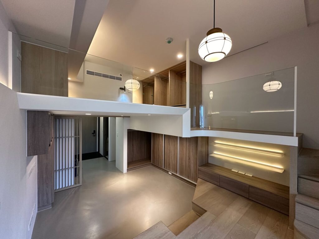 木作與系統櫃整合設計案例，透過對稱線條與隱藏收納，展現整體空間一致性。圖／品間設計