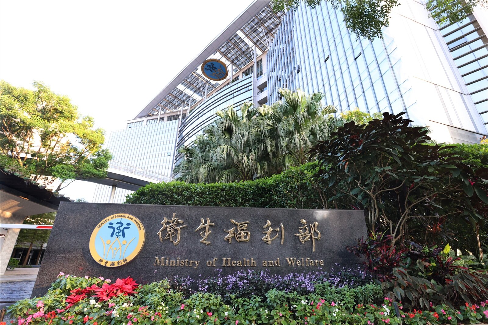 衛福部明年新制上路，包括長照3.0、新冠疫苗擴大全民接種、國保生一胎領10萬等。本報資料照片 