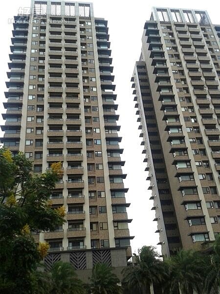 1「萬囍」兩棟建築高聳林立,在萬華區已成地標。