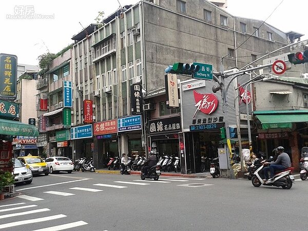 6東園街有傳統市場,採買無虞。