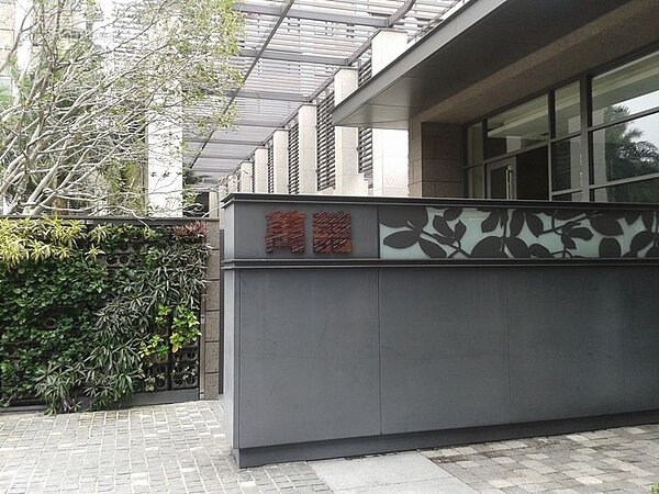 3紅色的「萬囍」大樓名稱很討喜。