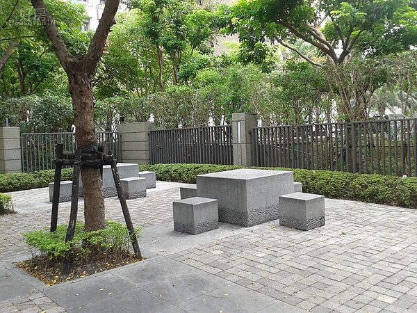 4大樓旁設置居民休息區。