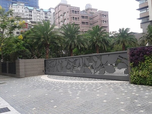 5寬廣的大門顯現大器。